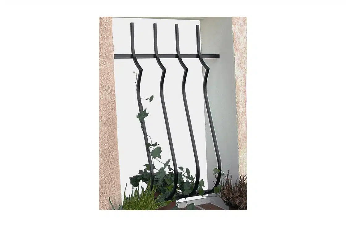 Grille de fenêtre arrondie servant de support à des jardinières colorées