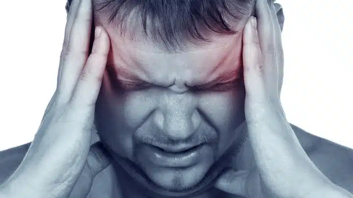 Femme se massant les tempes pour soulager un mal de tête