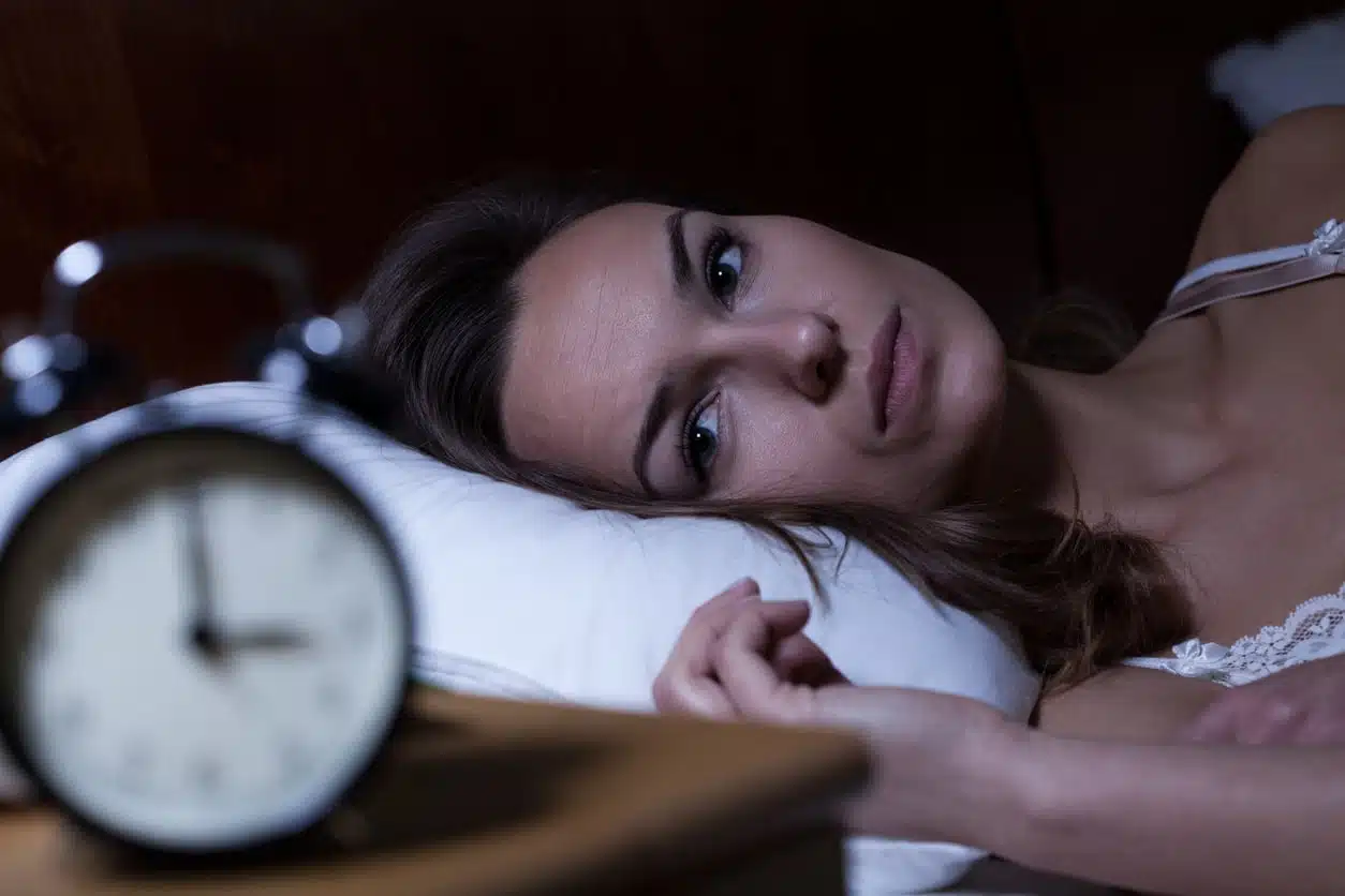 Femme consultant un médecin, discutant de problèmes de sommeil