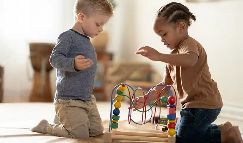 Enfant jouant avec des cubes