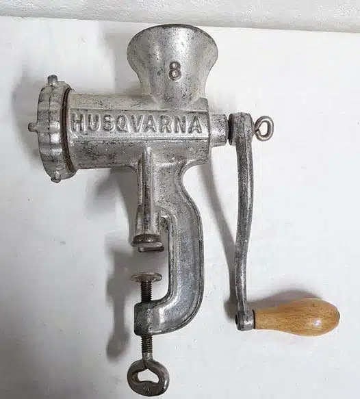 Photo de l'objet mystérieux en métal posé sur une table