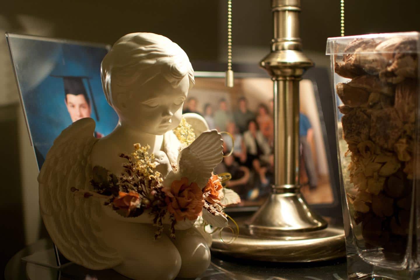 Personne inspirant le parfum d'une fleur, symbole d'un souvenir olfactif