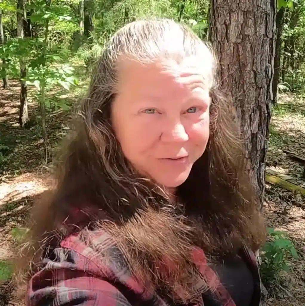 Mama V devant sa nouvelle maison