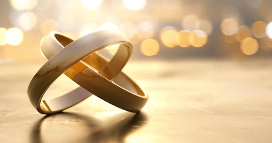 Couple regardant vers l'avenir