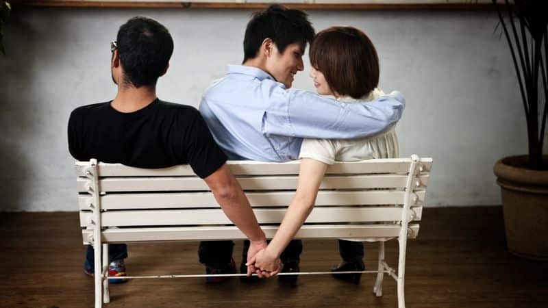 Femme réfléchissant à une relation