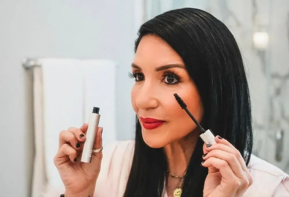 Femme appliquant du maquillage léger