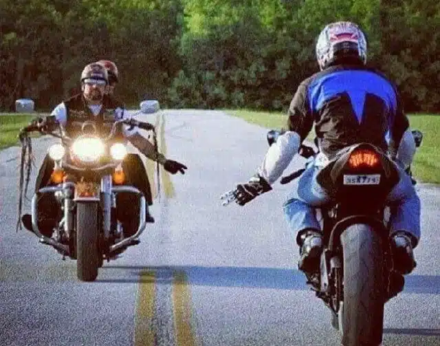 Représentation artistique du signe de paix motard