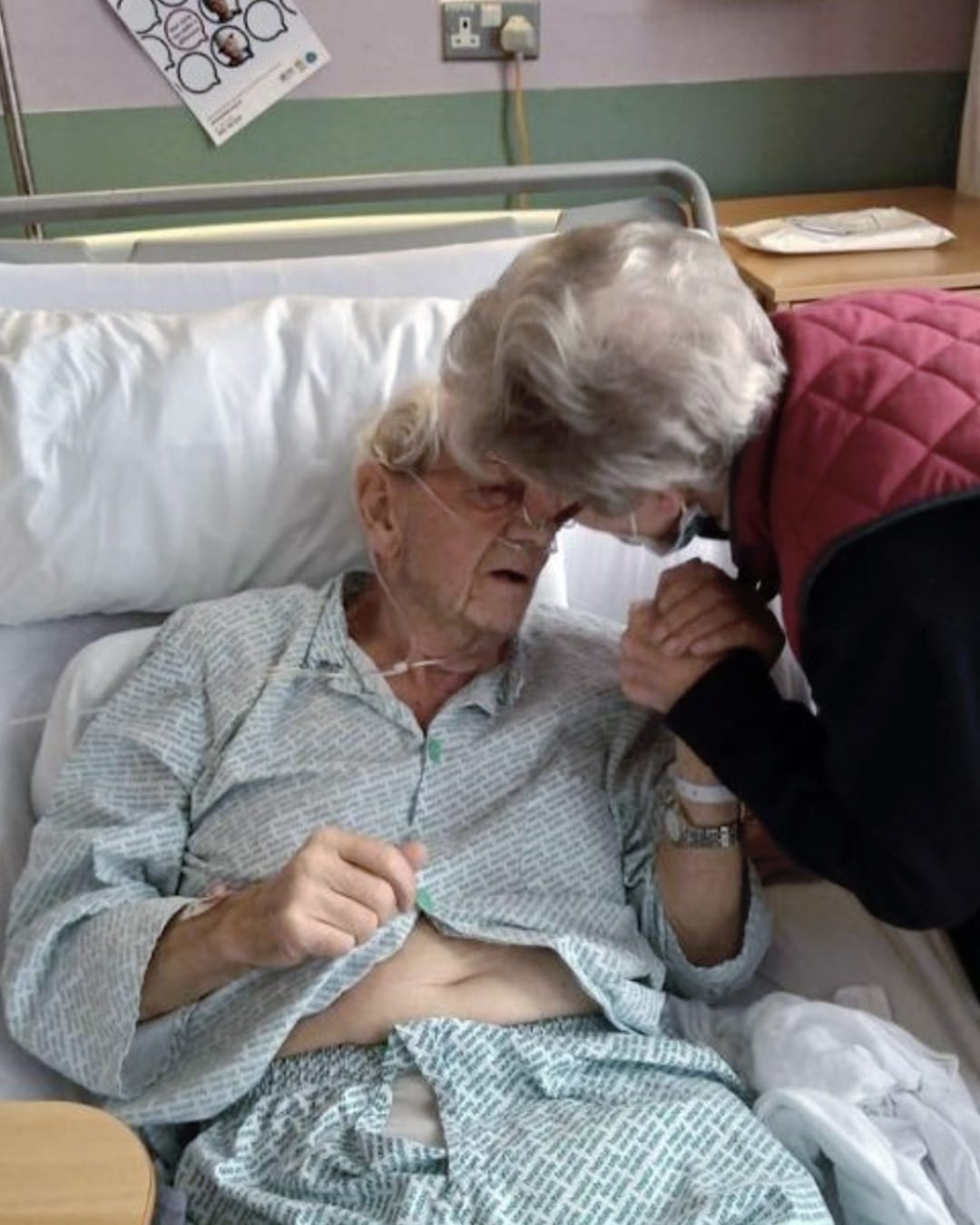 J’ai pris soin de mon mari pendant son cancer — à sa mort, ses enfants m’ont jetée à la rue