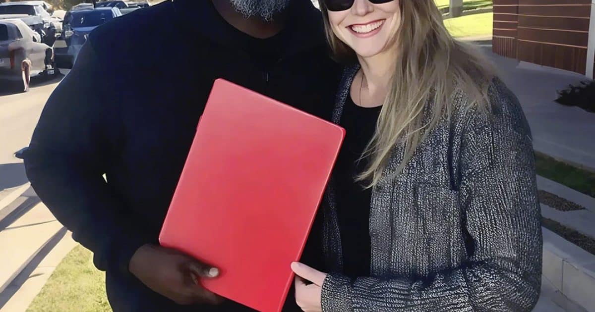 J’ai sauvé un homme pendant une tempête il y a 20 ans. Hier, il a frappé à ma porte en tenant une chemise à la main