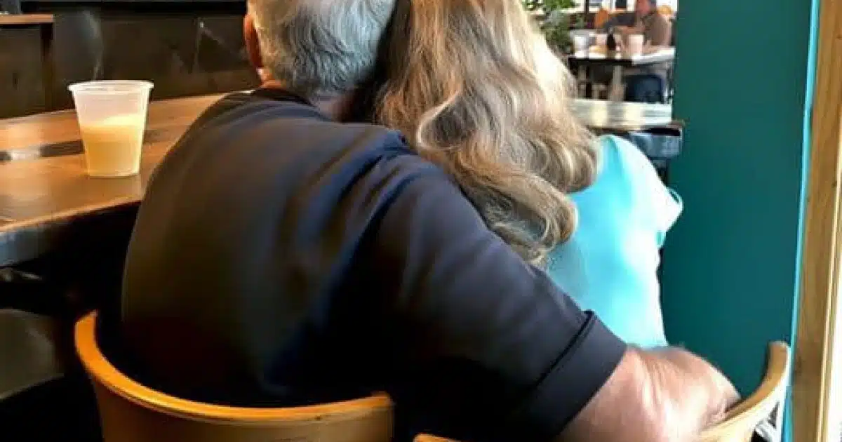 J'ai trouvé mon beau-père avec sa maîtresse dans un café