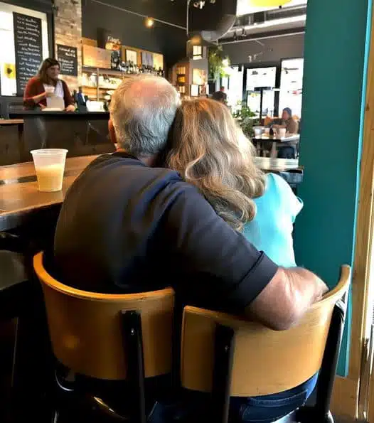 J'ai trouvé mon beau-père avec sa maîtresse dans un café