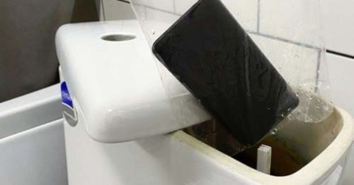 J'ai trouvé par hasard le second téléphone de mon mari dans le réservoir des toilettes. Ce que j'y ai lu m'a fait froid dans le dos