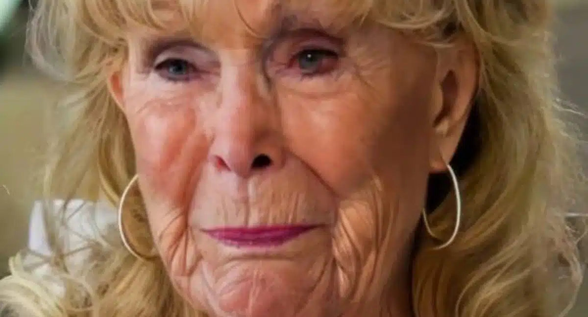 Barbara Eden sur scène ou en interview, souriante