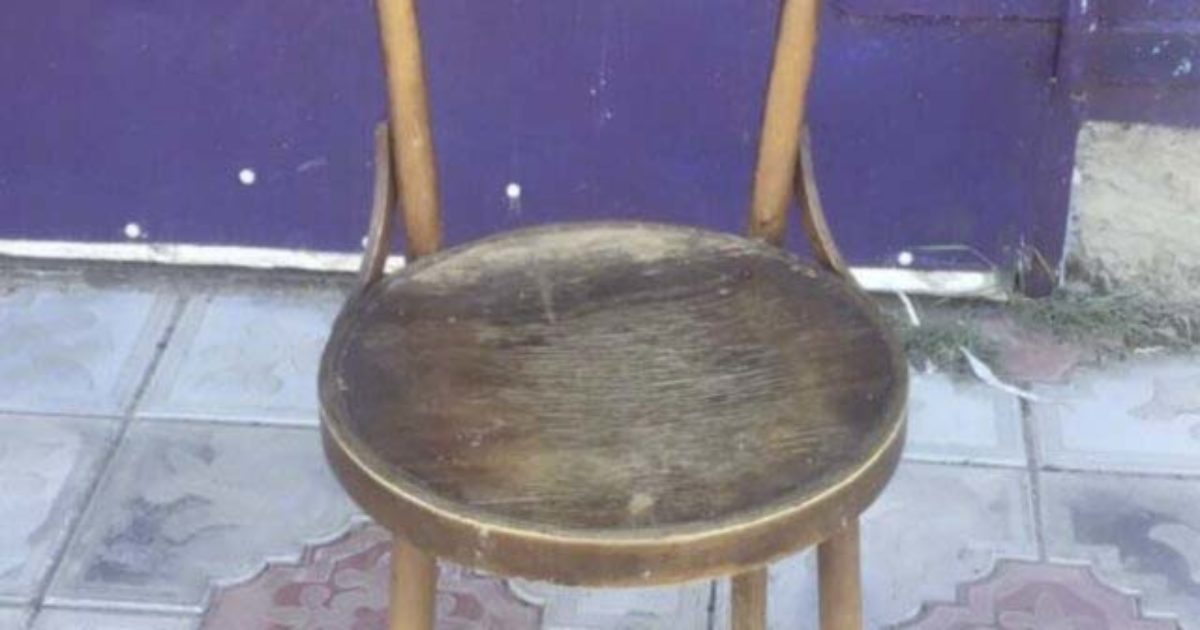 Je pensais jeter cette chaise, tellement abîmée et installée chez nous depuis près de 20 ans