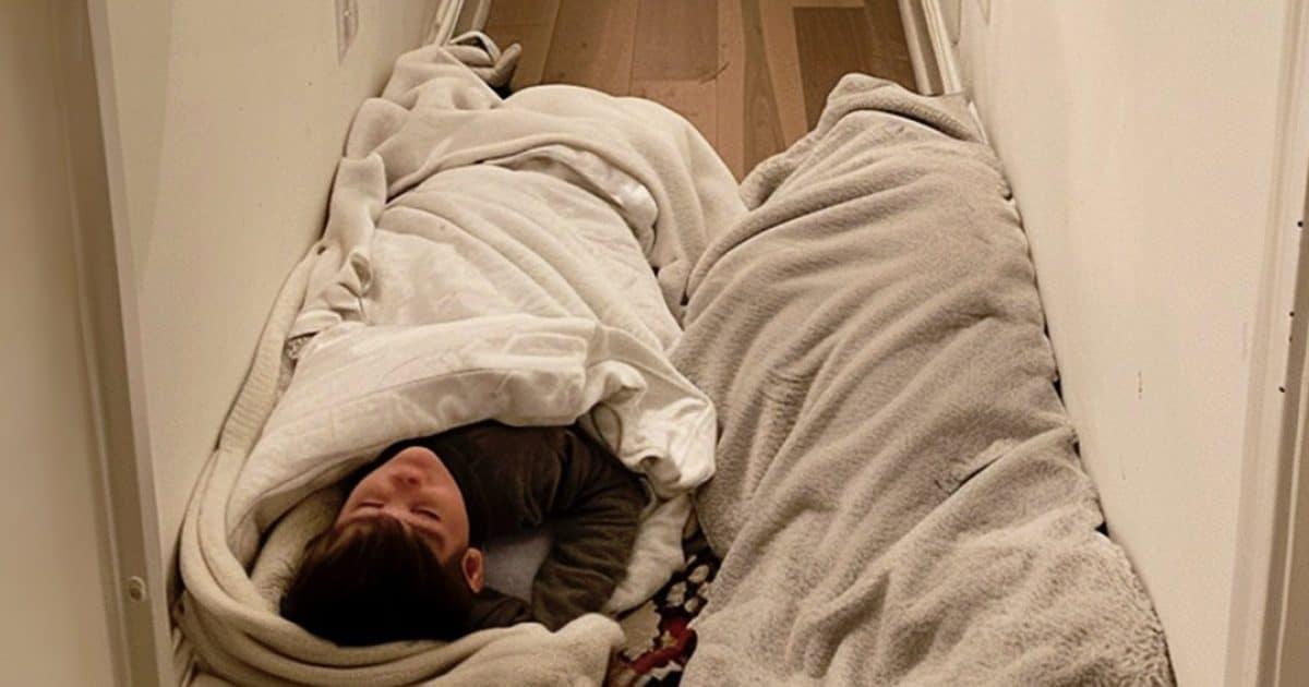 Je suis rentrée à la maison et j'ai trouvé mes enfants endormis dans le couloir…