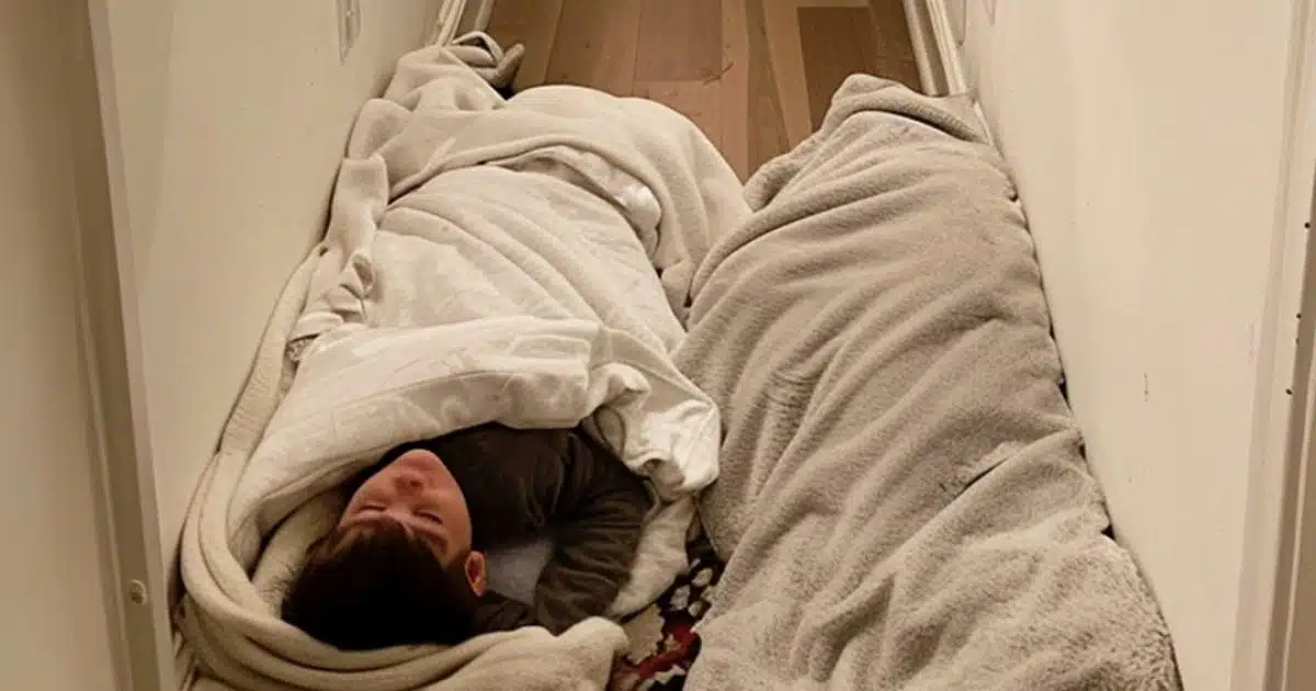 Je suis rentrée à la maison et j'ai trouvé mes enfants endormis dans le couloir…