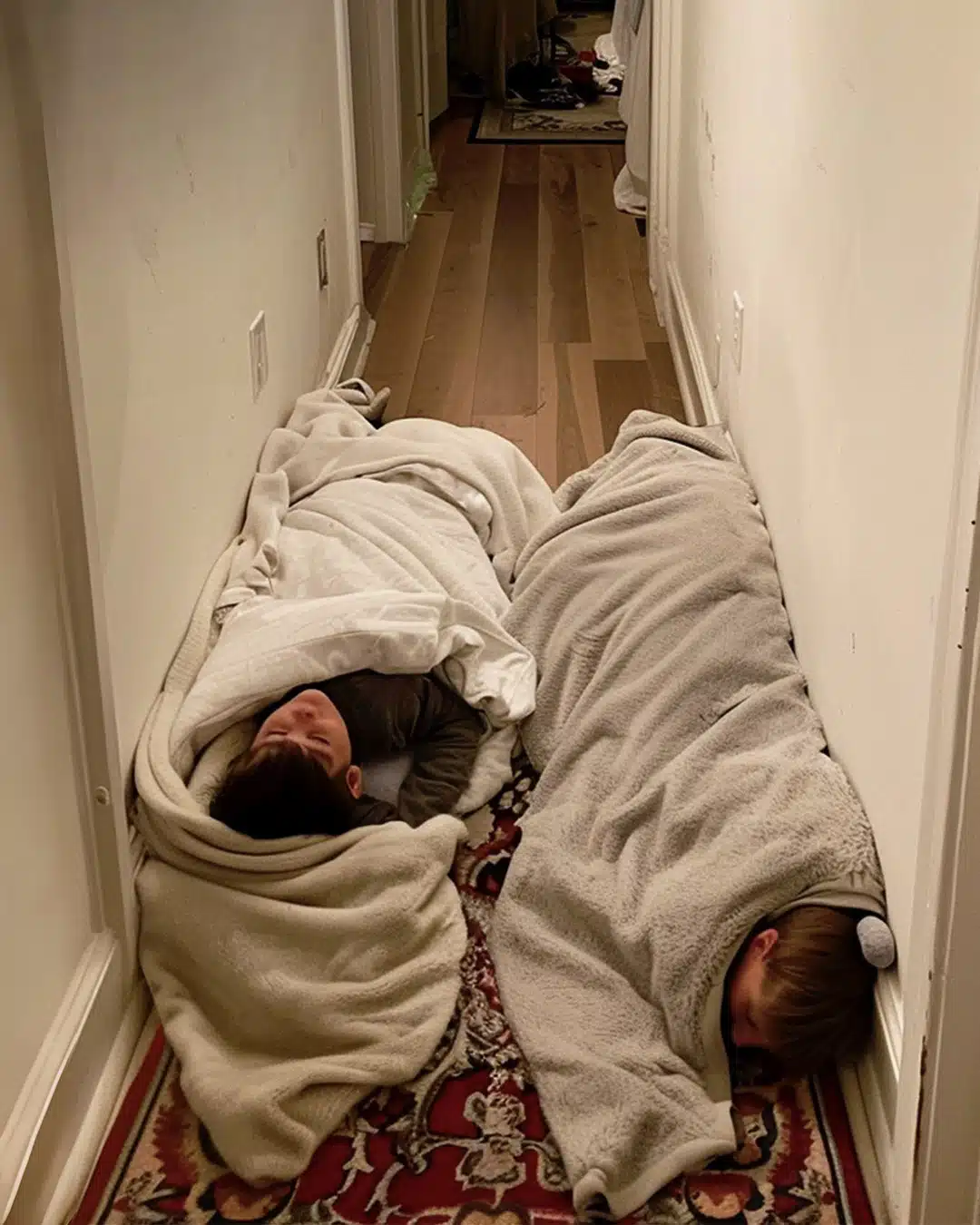 Je suis rentrée à la maison et j'ai trouvé mes enfants endormis dans le couloir…