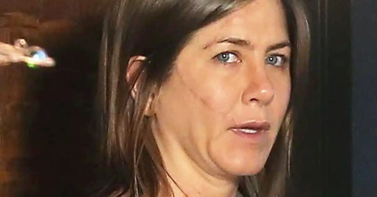 Jennifer Aniston capturée au naturel sans maquillage