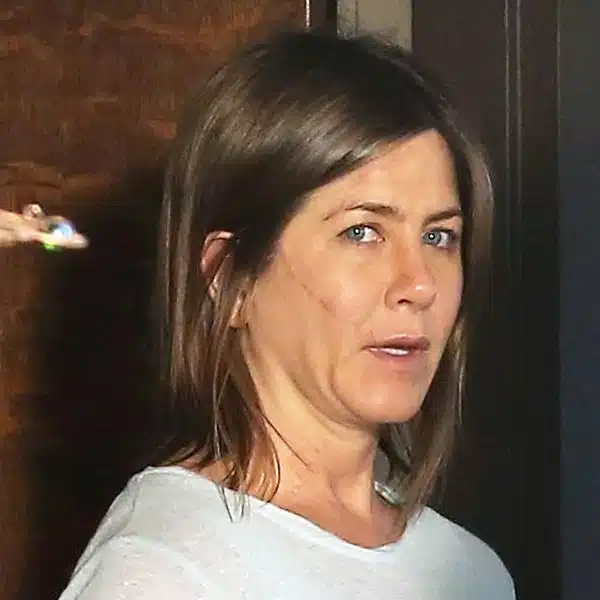 Jennifer Aniston capturée au naturel sans maquillage
