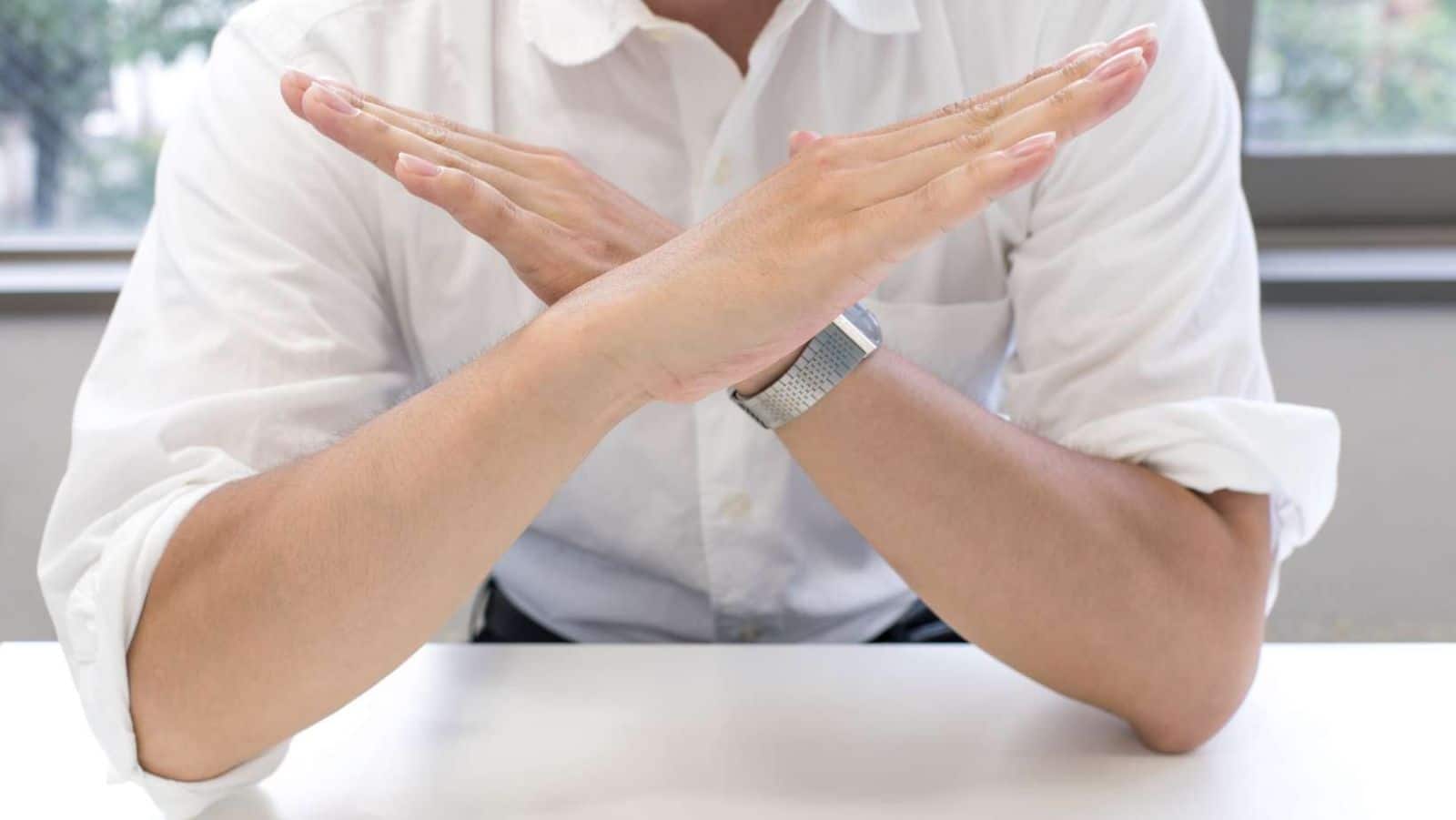 Couple en crise discutant sur un banc