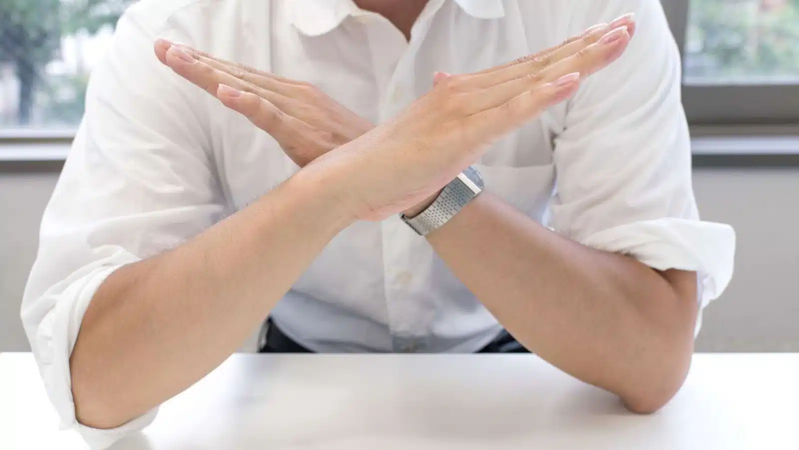 Couple en crise discutant sur un banc