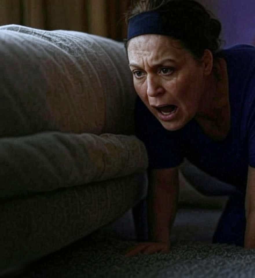 Chambre d'adolescente vide avec une boîte mystérieuse