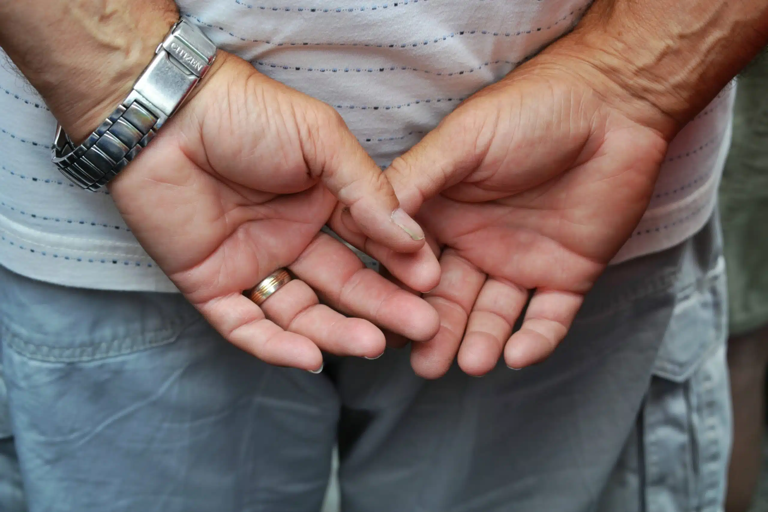 Homme mature élégant aux mains soignées