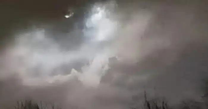 Photo d'un nuage en forme de silhouette verticale au-dessus de la mer