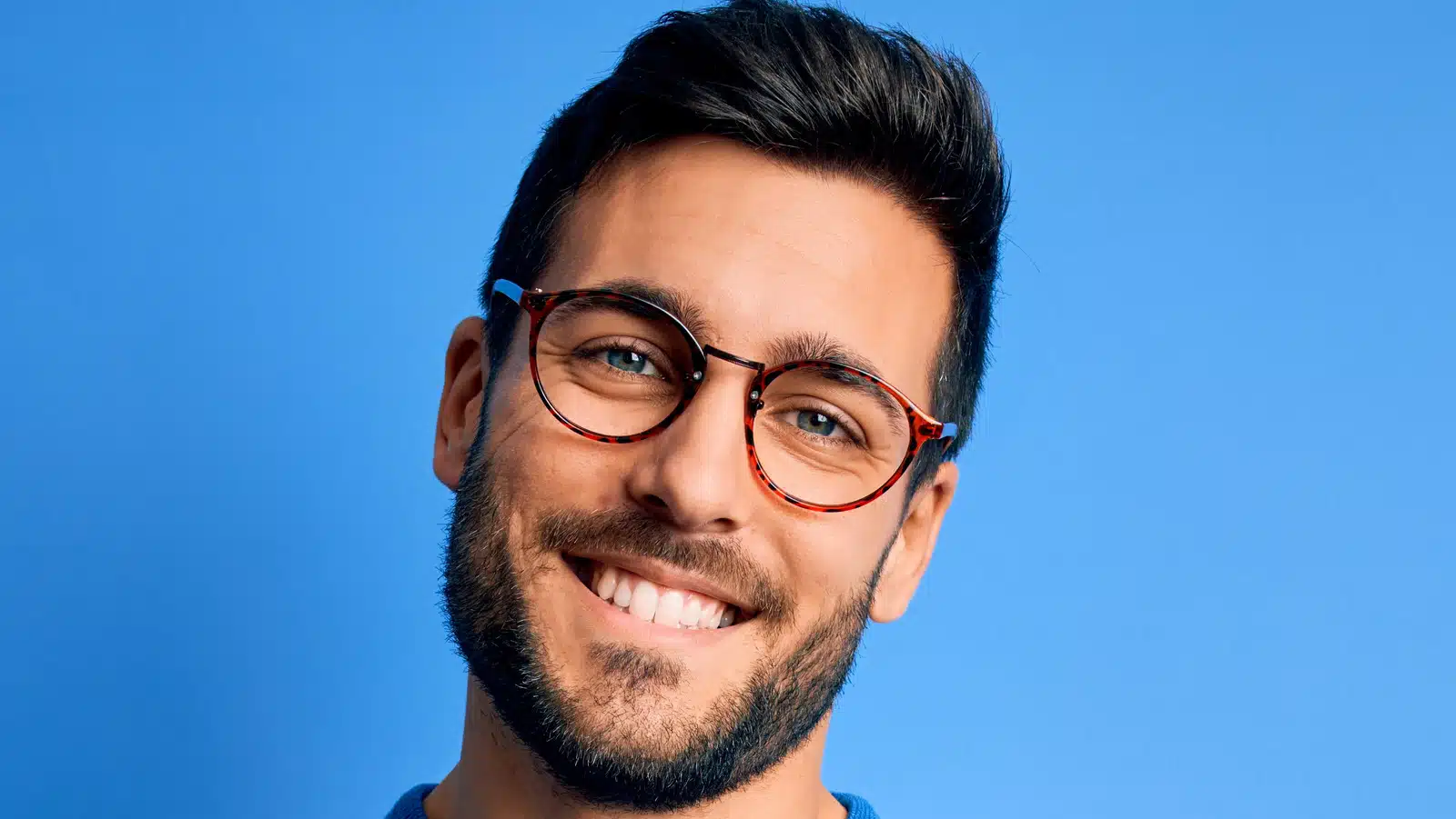 Homme mature affichant une posture confiante et ouverte