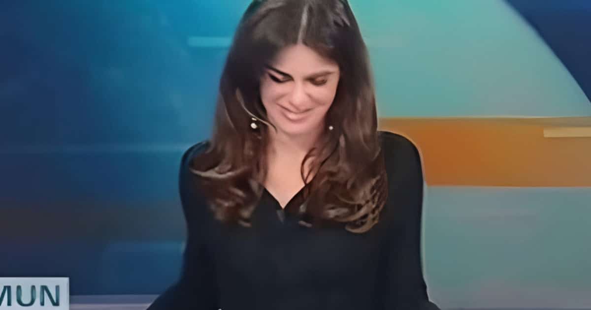 La bourde d’une journaliste la télévision sur son bureau en verre devient virale