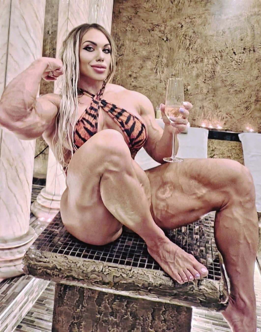 La femme la plus musclée du monde dévoile son apparence avant sa transformation