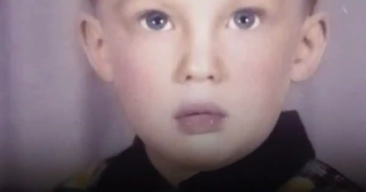 La photo d'un jeune garçon étonne Internet après la révélation de son identité : c’est une star mondiale