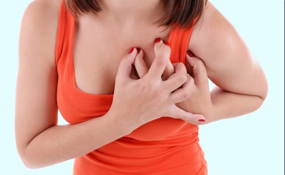 La raison pour laquelle vous pouvez ressentir des douleurs aiguës et soudaines dans la poitrine enfin expliquée