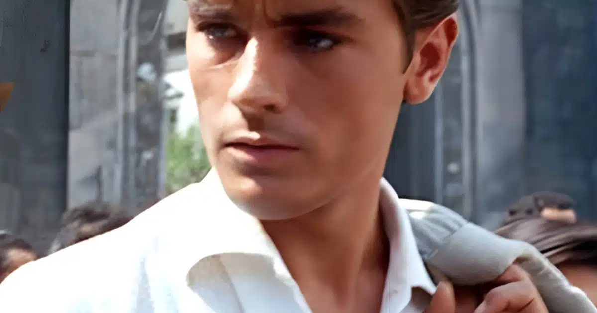 La ressemblance entre la petite-fille d’Alain Delon et son célèbre grand-père est frappante : découvrez ces rares clichés de cette beauté aux yeux bleus impressionnante !
