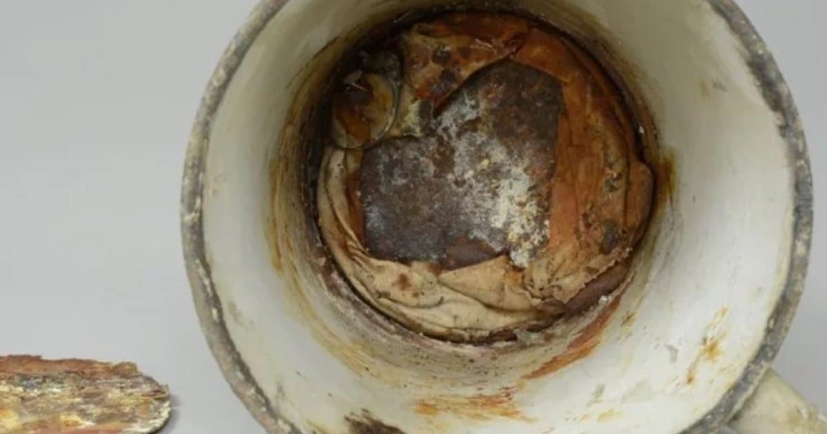 La tasse, qui a été exposée pendant 70 ans au musée d'Auschwitz, commence à se décomposer récemment, révélant une cachette secrète à l’intérieur