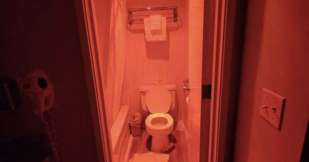 Laisser la lumière de la salle de bain allumée pendant que vous dormez dans un hôtel peut s'avérer salvateur