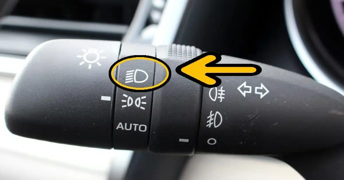 Le levier des phares de la voiture cache un secret que très peu de gens connaissent