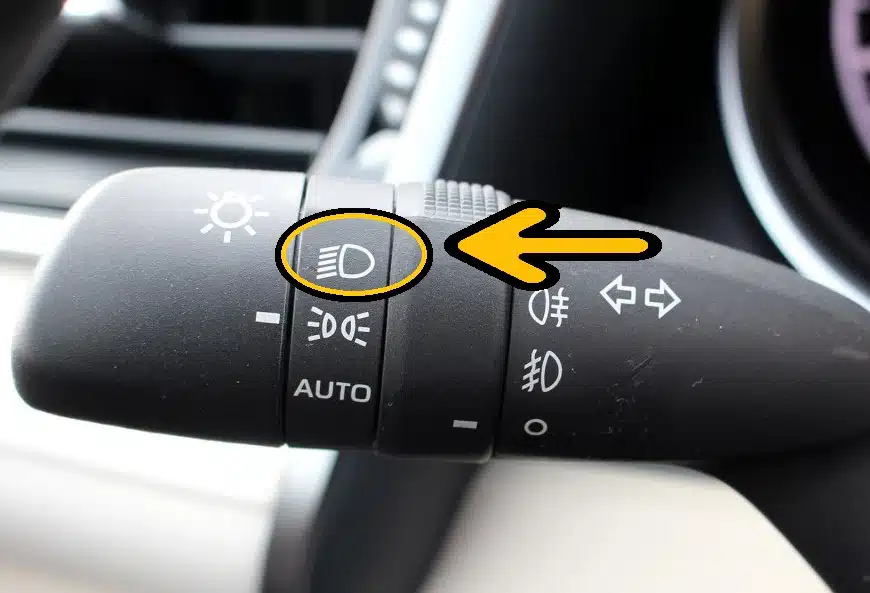 Le levier des phares de la voiture cache un secret que très peu de gens connaissent