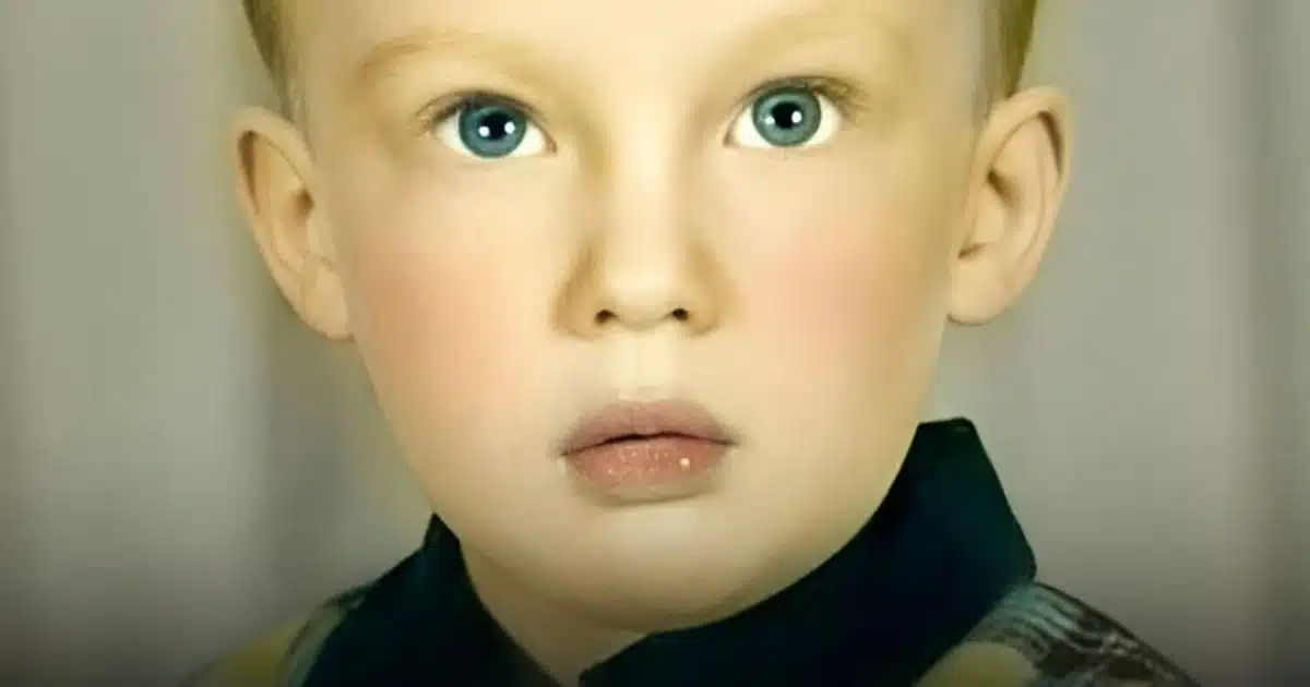 Le petit garçon sur cette photo est l’homme le plus célèbre au monde, mais presque personne ne peut le reconnaitre