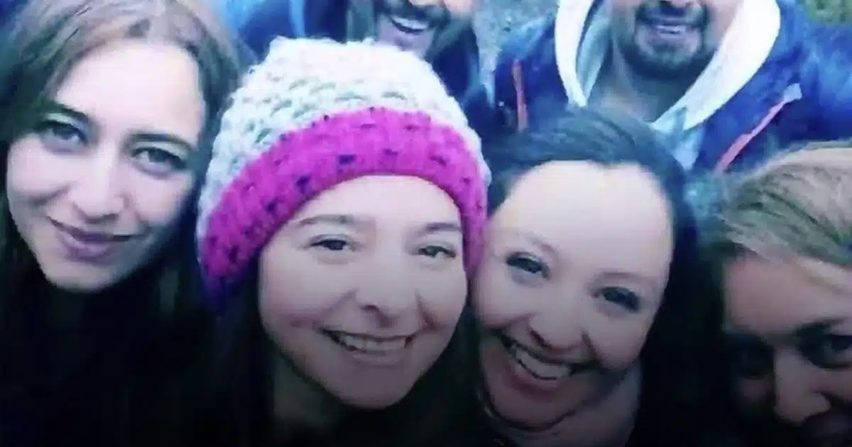 Les gens ont paniqué après avoir repéré un visage caché et effrayant sur une photo de groupe