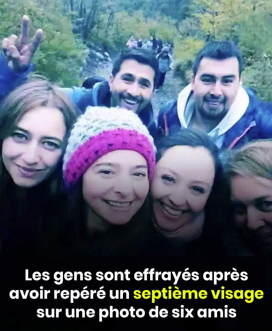 Les gens ont paniqué après avoir repéré un visage caché et effrayant sur une photo de groupe