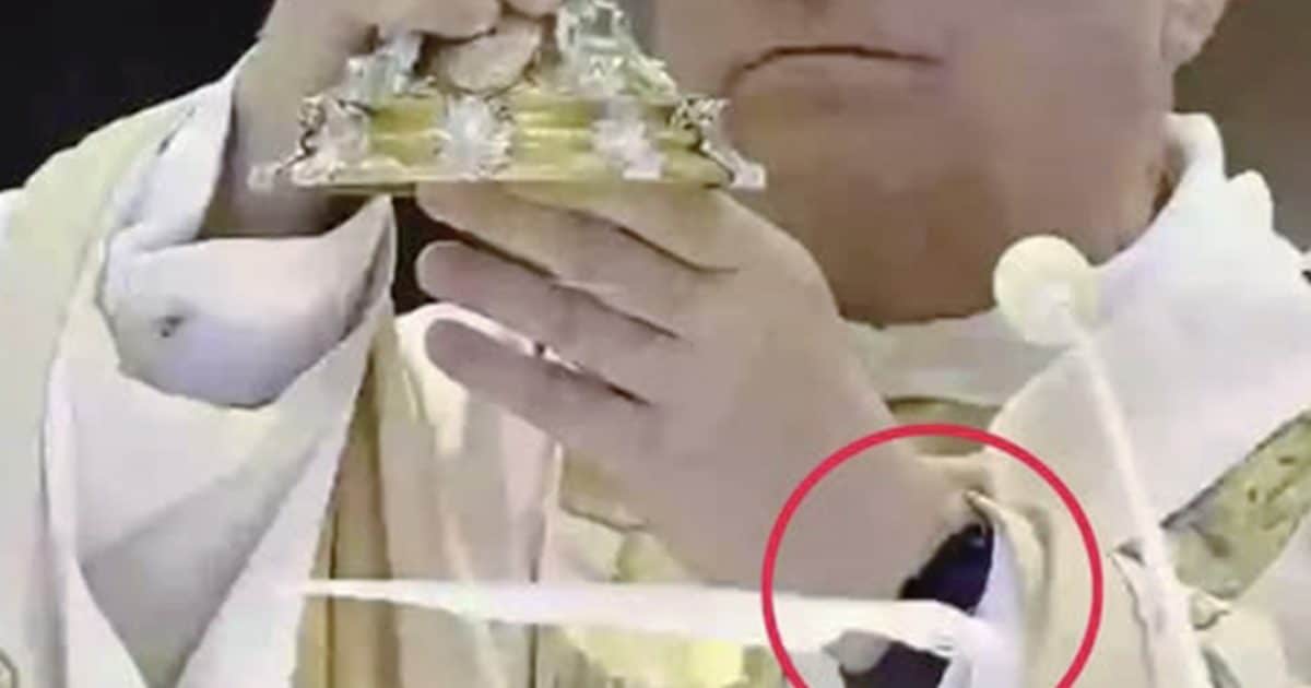 Les gens sont déchaînés après avoir repéré un détail « surréaliste » dans la tenue du pape Léon XIII pendant la messe.