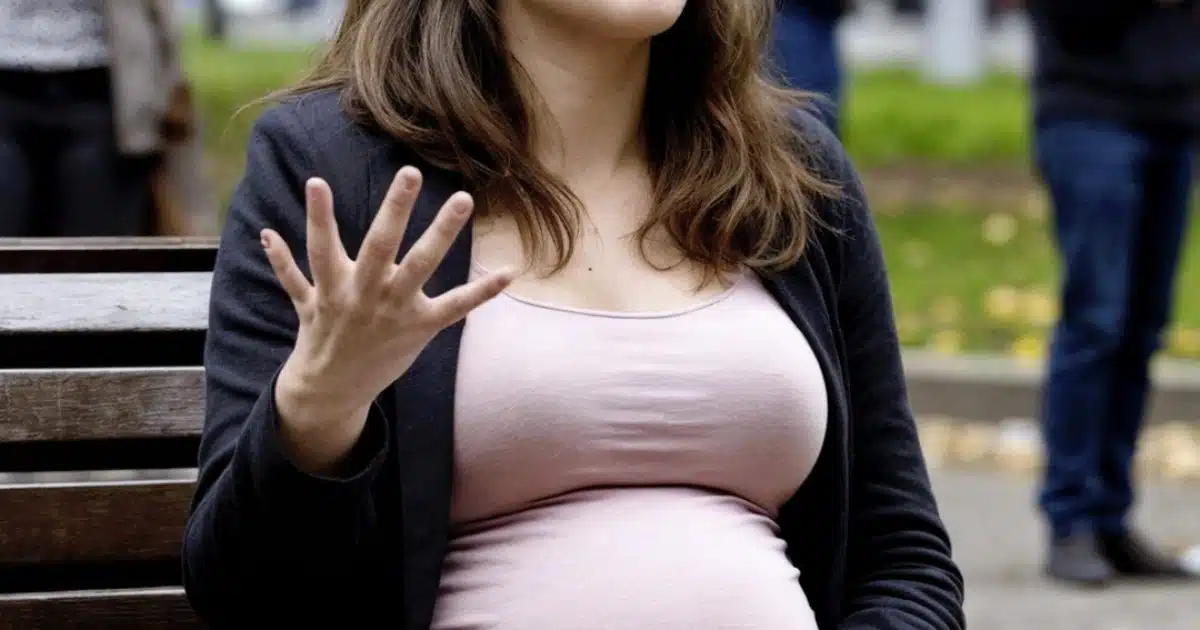 Les passants passaient devant la femme enceinte qui demandait de l'aide, faisant semblant de ne pas remarquer ses supplications.