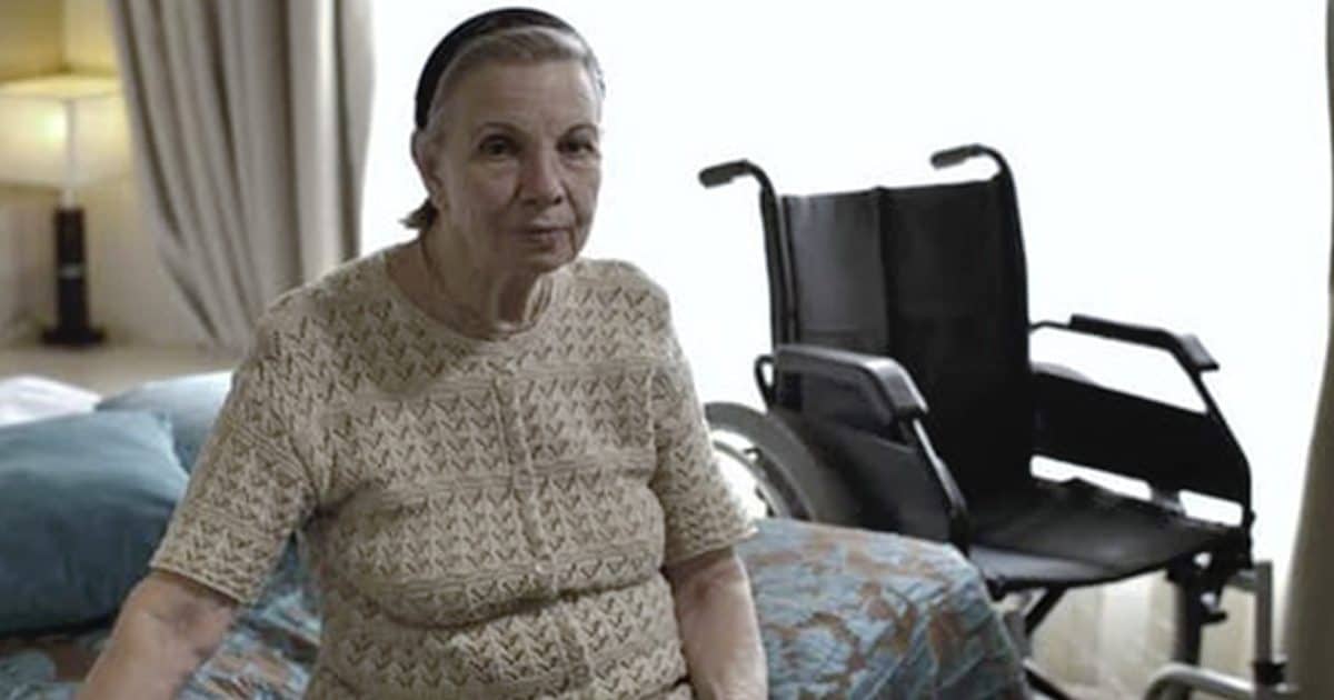 Ma belle-mère m’a toujours détestée sans raison. Puis un jour, elle m’a annoncé qu’elle était en train de mourir. Elle m’a tendu les clés d’une chambre de motel, accompagnées d’un mot : “Je suis désolée.”