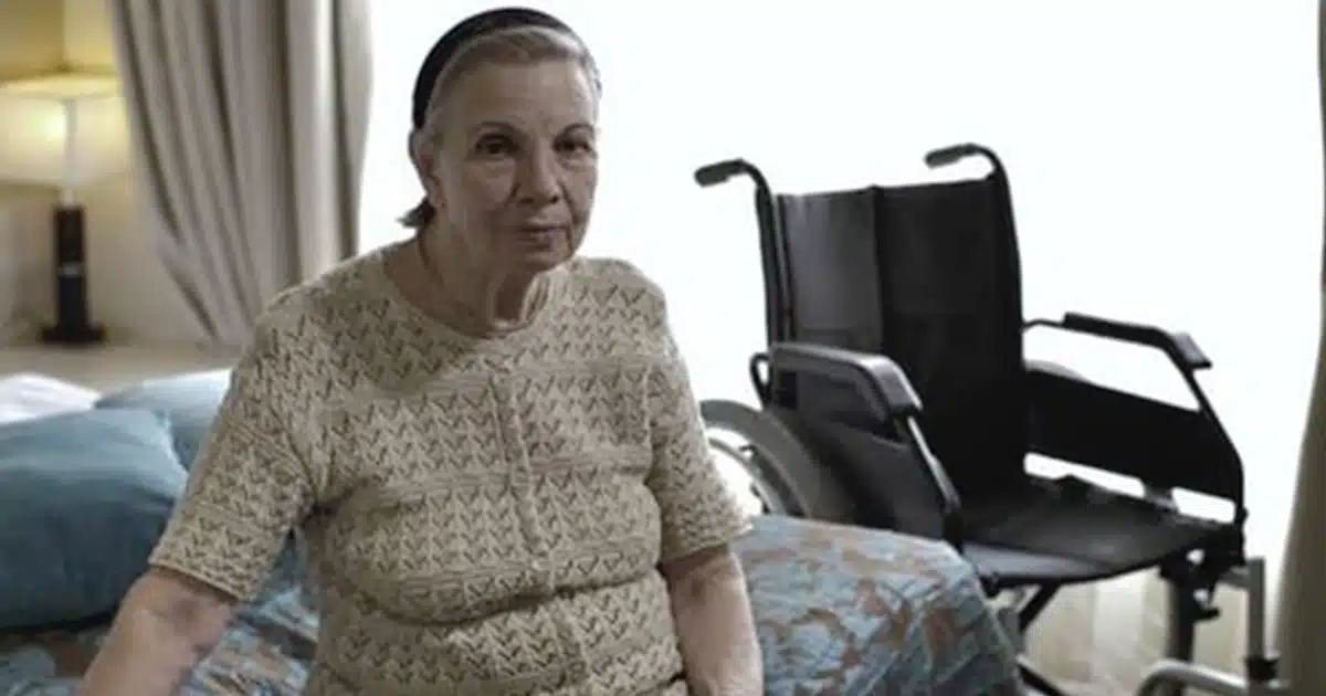 Ma belle-mère m’a toujours détestée sans raison. Puis un jour, elle m’a annoncé qu’elle était en train de mourir. Elle m’a tendu les clés d’une chambre de motel, accompagnées d’un mot : “Je suis désolée.”