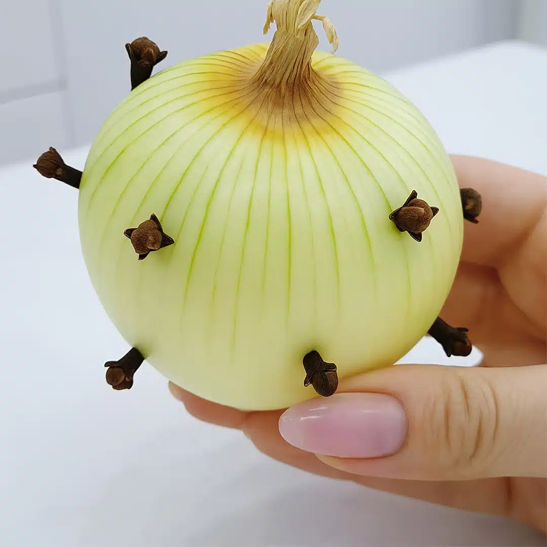 Ma grand-mère plante toujours des clous de girofle dans l’oignon et voici pourquoi