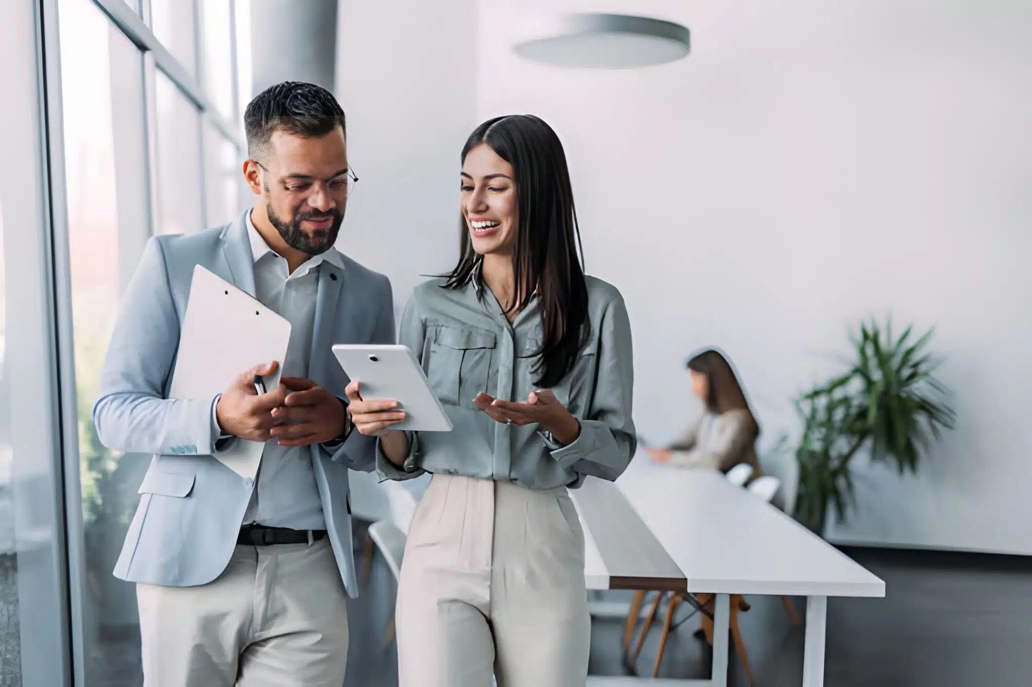 Femme prenant une décision importante en mouvement