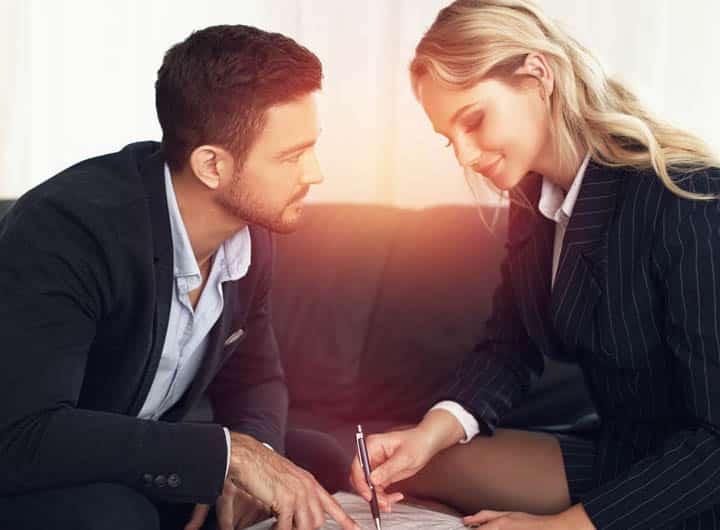Couple ayant une conversation sérieuse dans un café