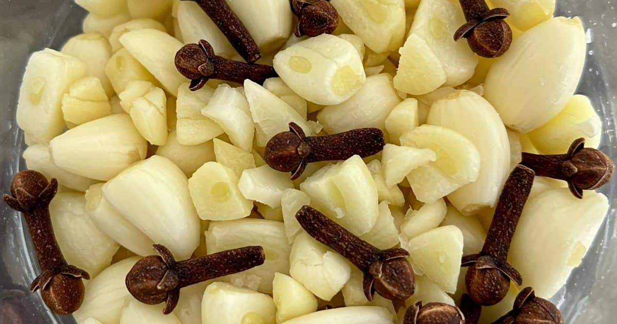 Mélangez les clous de girofle, l'ail, le miel et vous me remercierez