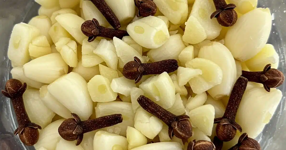 Mélangez les clous de girofle, l'ail, le miel et vous me remercierez